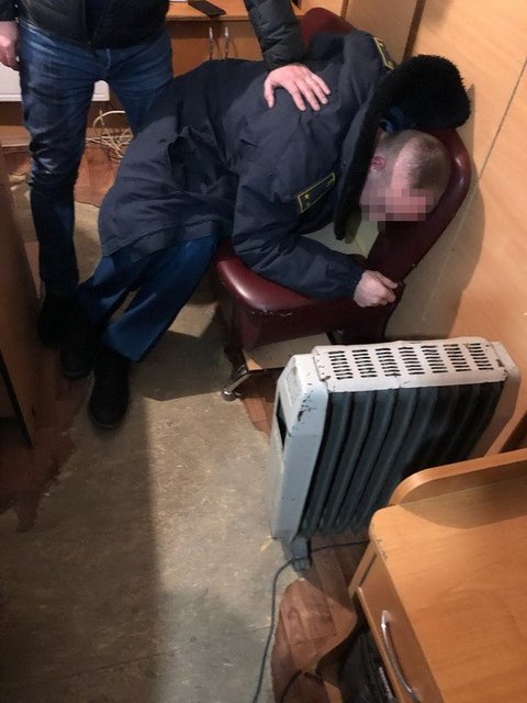 Подвійна "зрада": у Херсоні митник брав хабарі в рублях